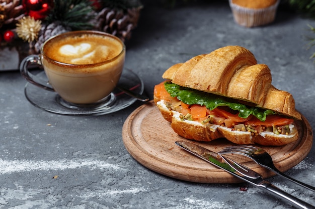 Petit déjeuner de Noël: croissant au poisson rouge et avocat