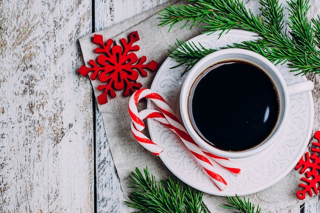 Petit déjeuner de noël Tasse de café, des bâtons de bonbons et des jouets de décoration de vacances