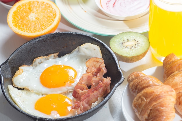 Petit déjeuner nutritif, fraise, pain, jus d&#39;orange de café, saucisse, oeuf