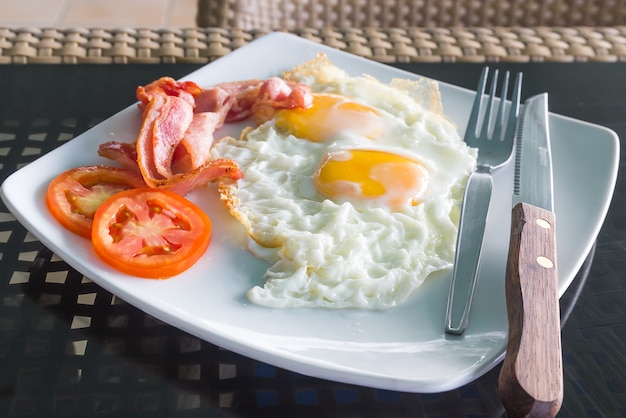 Petit déjeuner avec oeuf et bacon