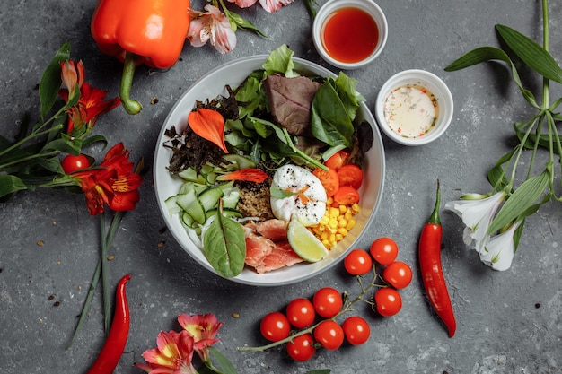 Petit-déjeuner avec œuf poché, saumon et légumes frais