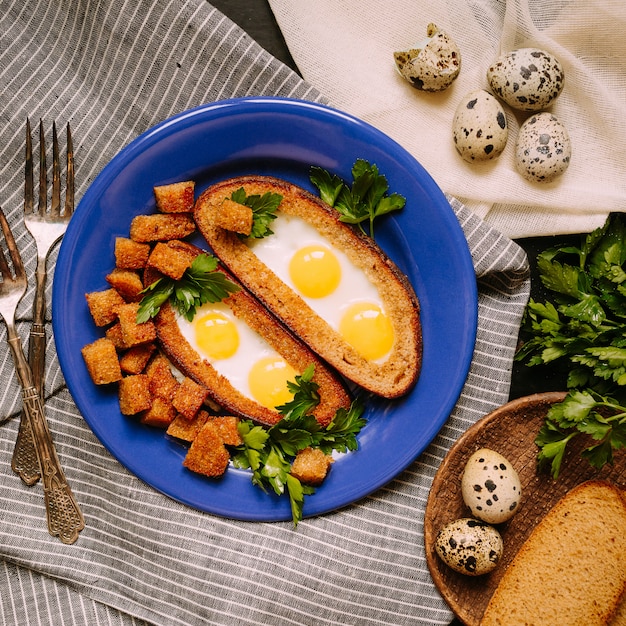 Petit déjeuner avec des oeufs de caille