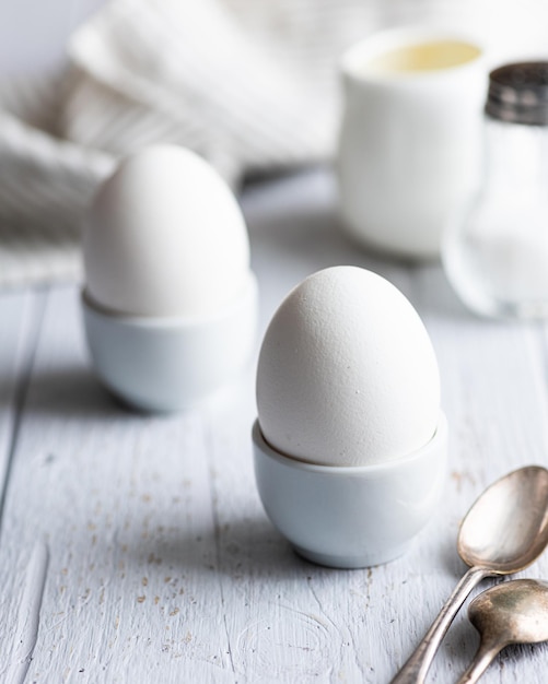 Petit-déjeuner d'œufs à la coque sur fond blanc mise au point sélective