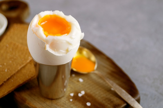 Petit déjeuner. œufs à la coque sur fond gris.