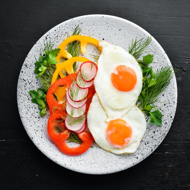 Petit-déjeuner Oeufs frits aux légumes Vue de dessus Espace de copie gratuit