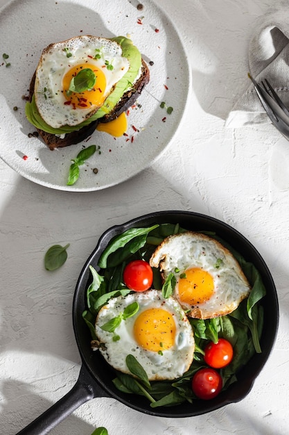 Petit-déjeuner avec des œufs frits et des légumes dans une casserole