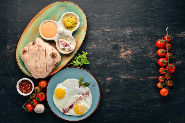 Petit-déjeuner Oeufs frits Vue de dessus Espace libre pour votre texte Sur un fond en bois