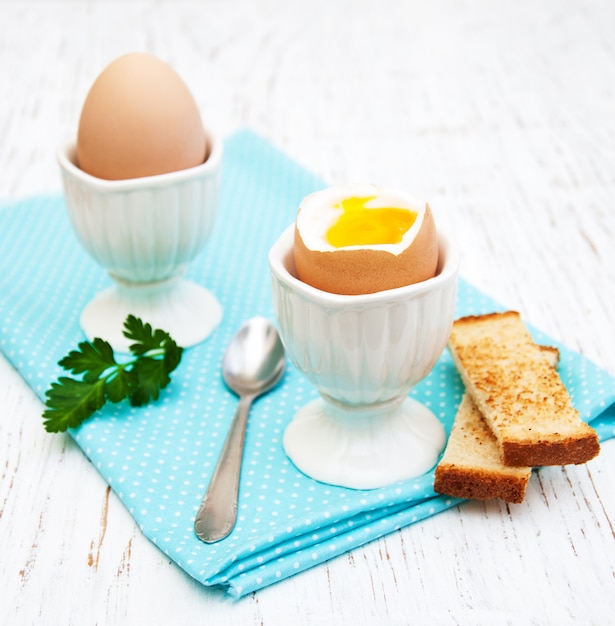 Petit déjeuner avec des œufs et des toasts