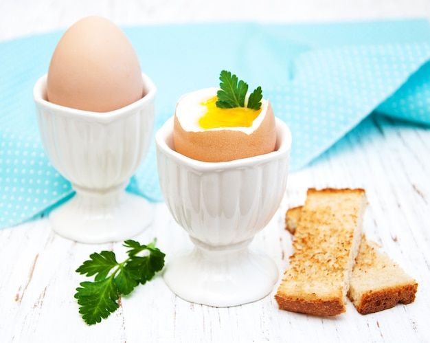 Petit déjeuner avec des œufs et des toasts