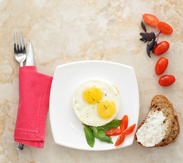 Petit déjeuner avec des oeufs