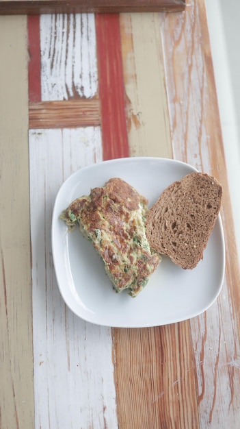 Petit-déjeuner à l'omelette avec des toasts de blé entier des aliments sains pour la forme physique