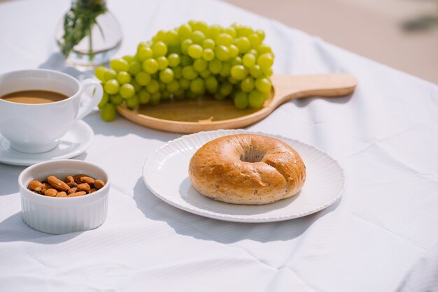 Petit déjeuner avec pain au café et fruits