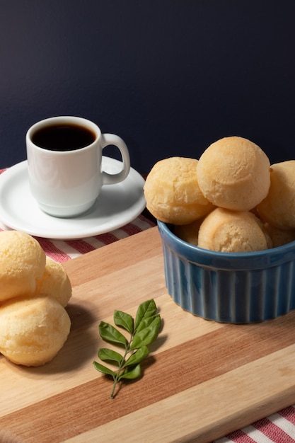 Petit déjeuner avec pain au fromage et café noir.