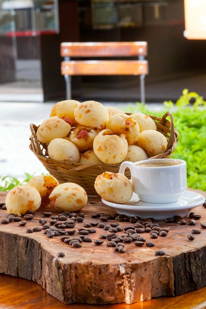 Petit déjeuner avec pain au fromage avec café