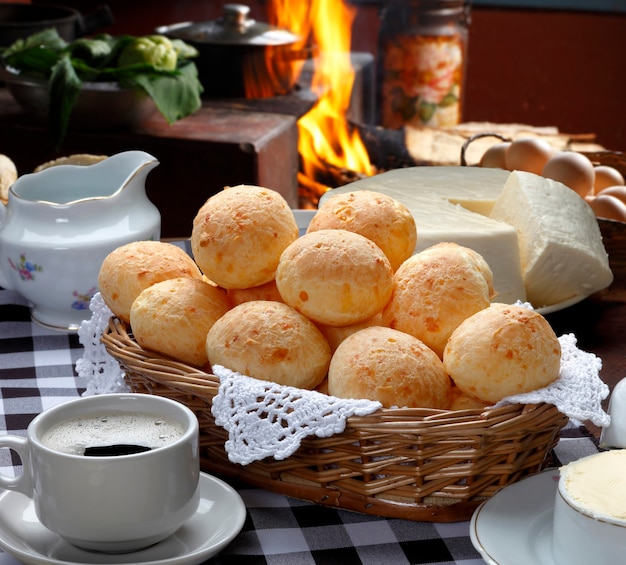 Petit déjeuner avec pain au fromage