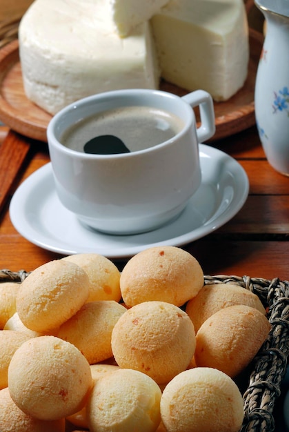 Petit déjeuner avec pain au fromage