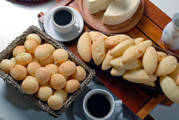 Petit déjeuner avec pain au fromage