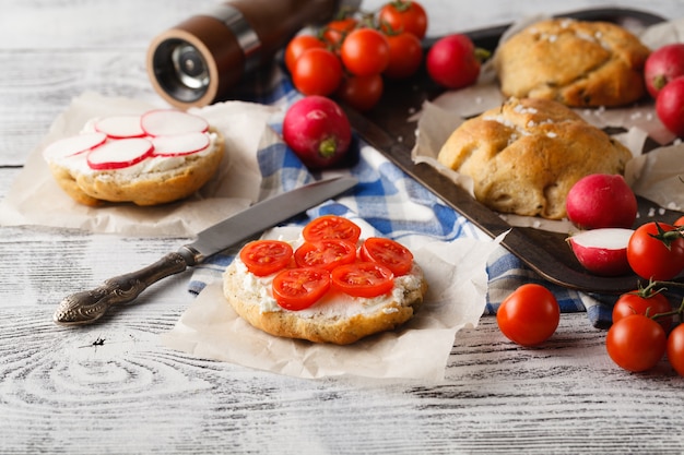 Petit déjeuner avec pain aux olives et tomate