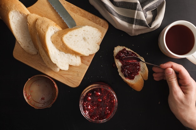 Petit déjeuner avec pain et confiture de framboises