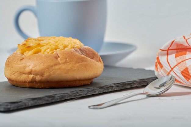 Petit déjeuner avec pain à la crème de noix de coco