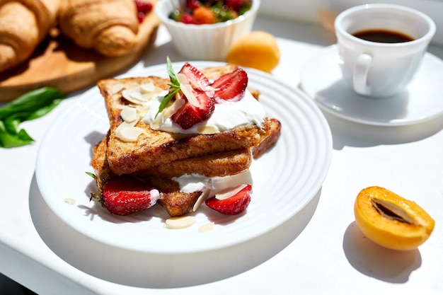 Petit-déjeuner de pain doré aux fraises et sirop d'érable