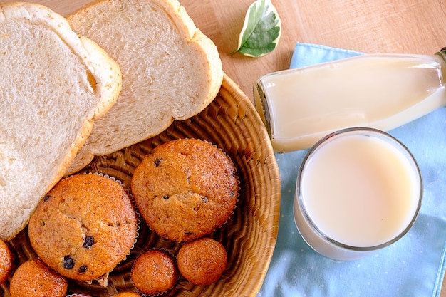 Petit déjeuner, pain et lait sur la table