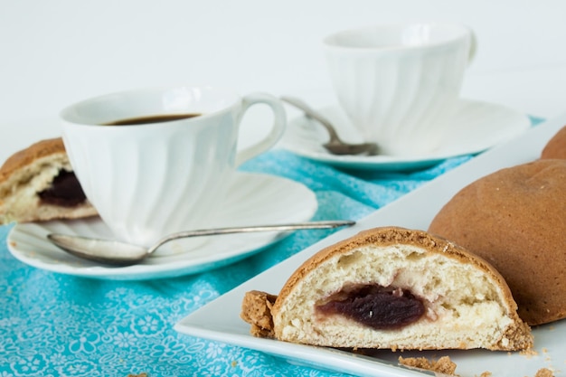 Petit déjeuner avec pain roti gastronomique et café.