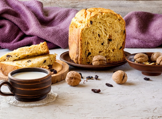 Petit déjeuner. Pain rustique aux raisins secs et aux noix, avec du lait