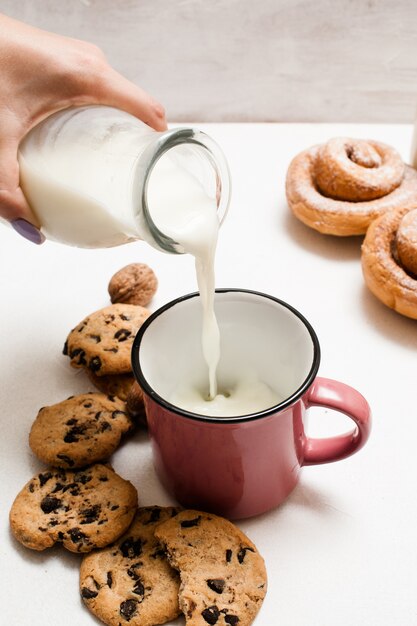 Petit-déjeuner pâtissier bio avec lait et scones