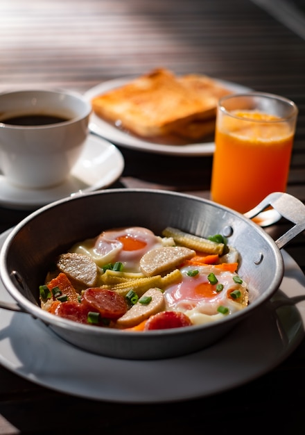 Le petit déjeuner Petit déjeuner complet sur parquet