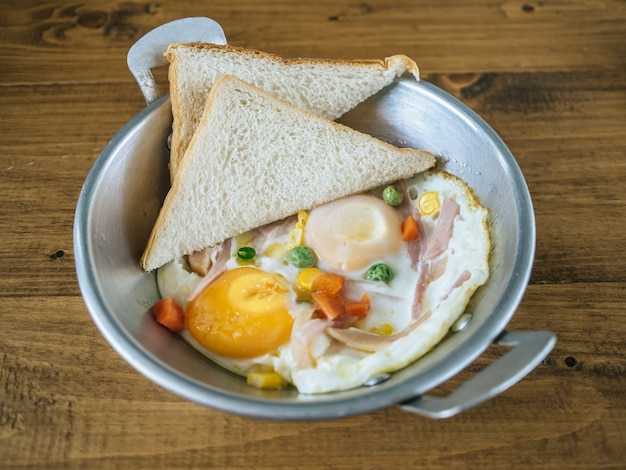 Petit déjeuner petit-déjeuner composé d&#39;œufs frits et de pains.