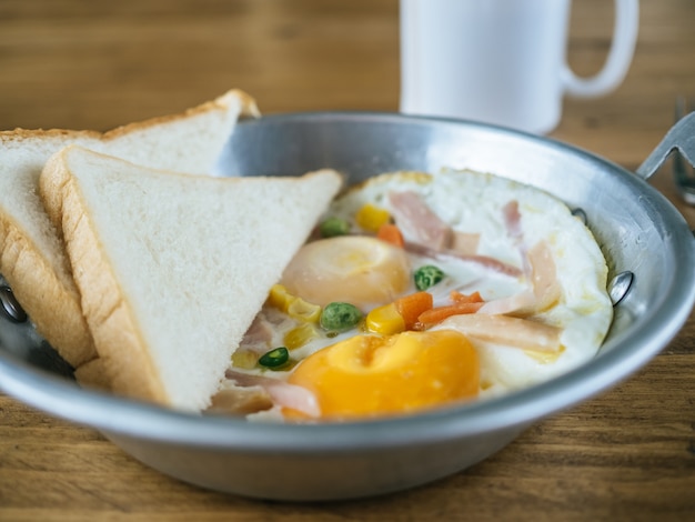 Petit déjeuner petit-déjeuner composé d&#39;œufs frits et de pains.