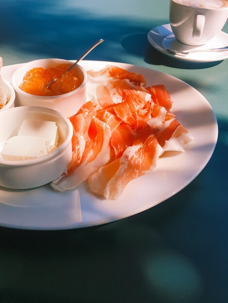 Petit déjeuner en plein air en été confiture de jambon beurre et jambon