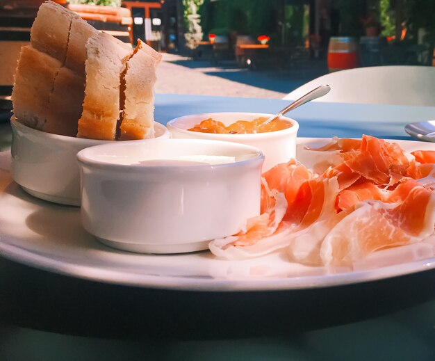 Petit déjeuner en plein air en été confiture de jambon beurre et jambon