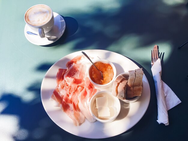 Petit déjeuner en plein air en été confiture de jambon beurre et jambon