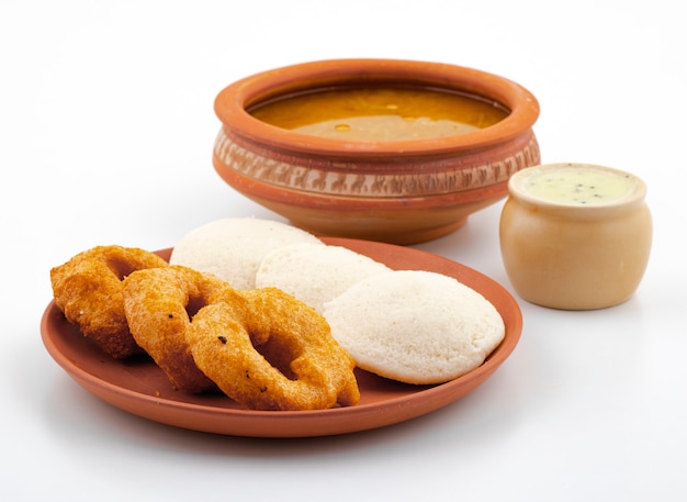 Petit-déjeuner Populaire Du Sud De L'inde, Idli, Vada, Sambar Ou Chutney