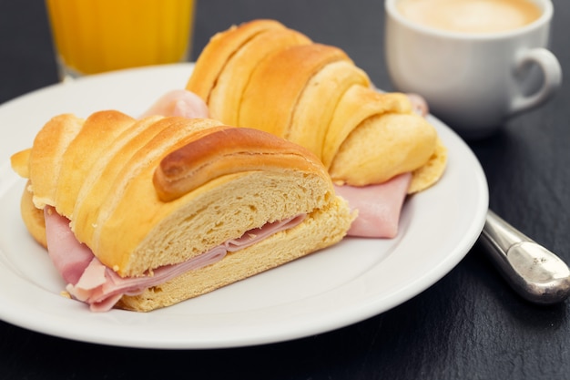 Petit-déjeuner portugais sur table en céramique noire