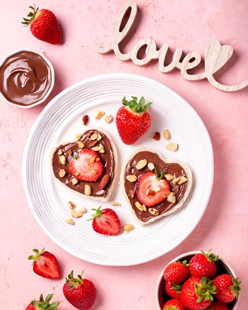 Petit déjeuner pour deux, nourriture pour un couple amoureux, toasts au chocolat et fraises.