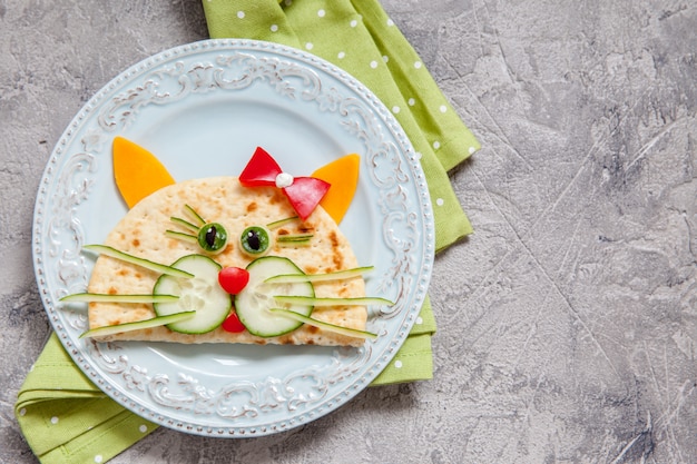 Petit-déjeuner pour les enfants avec quesadilla aux chats