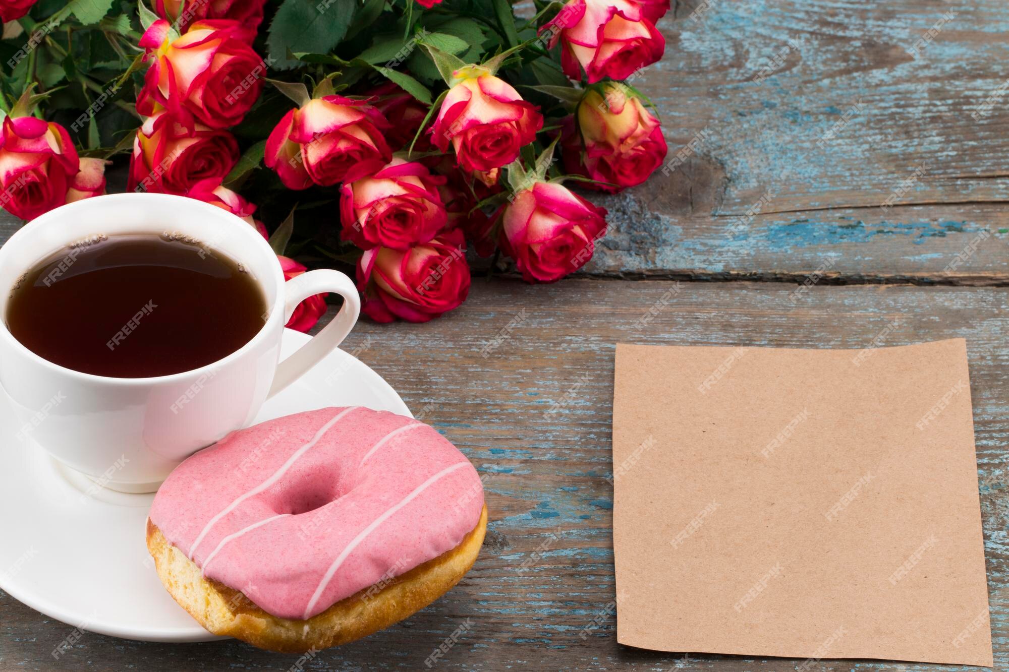 Valentine Aime Le Fond Rose Avec Des Jouets Et Une Tasse De Café