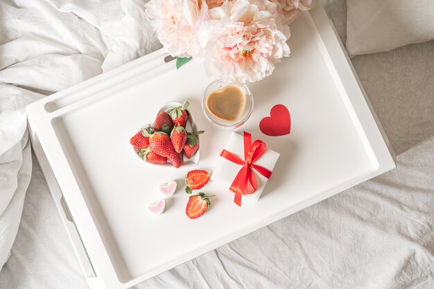 Petit-déjeuner pour la Saint Valentin au lit