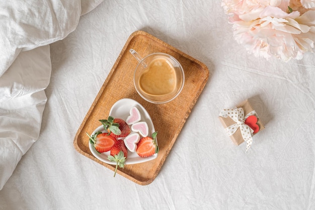 Petit déjeuner pour la Saint Valentin plaque blanche en forme de coeur avec fraises fraîches tasse de café cadeau et