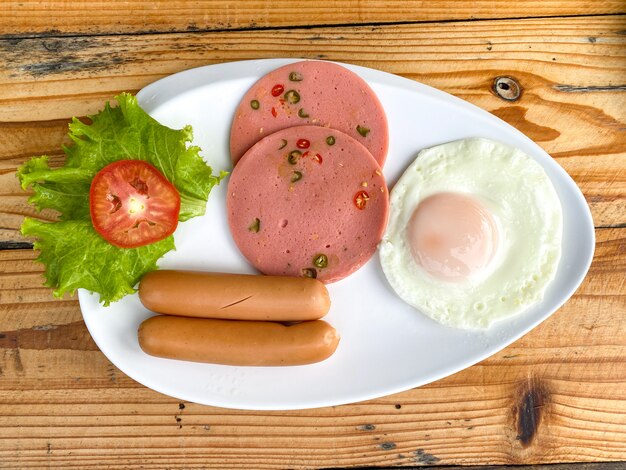 Petit-déjeuner prêt à manger sur une assiette blanche