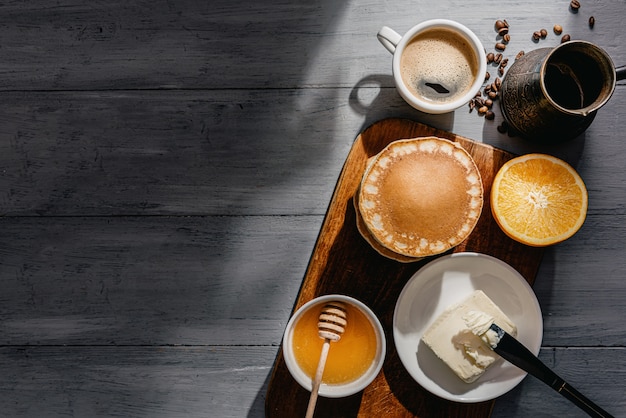 Petit-déjeuner printanier avec café et crêpes