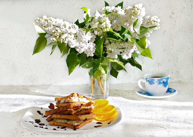 Petit déjeuner de printemps. 8 mars. Journée de la femme. Toasts pour le petit déjeuner