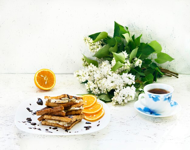 Petit déjeuner de printemps. 8 mars. Journée de la femme. Toasts pour le petit déjeuner