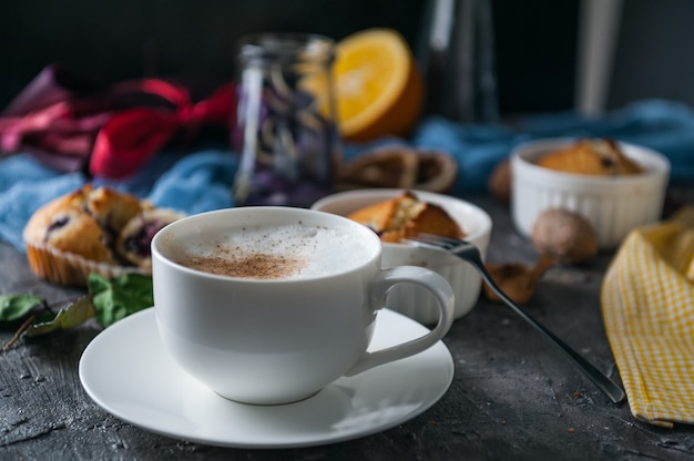 Petit-déjeuner de printemps avec des muffins dans un style rustique