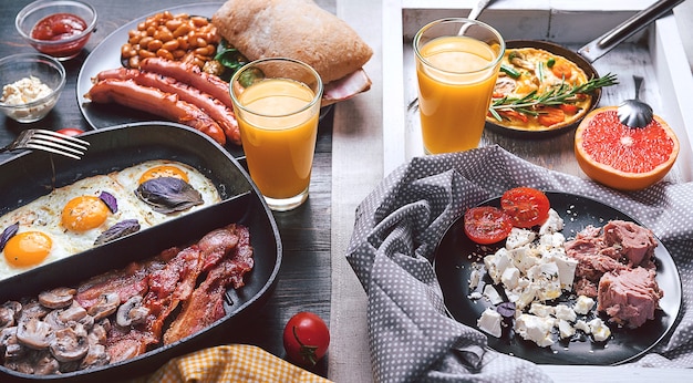 Petit-déjeuner riche et riche en calories pour deux