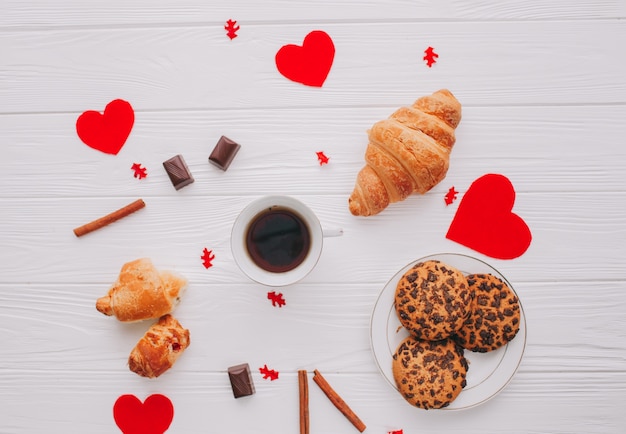 Petit-déjeuner romantique aux fruits croissants et aux fruits