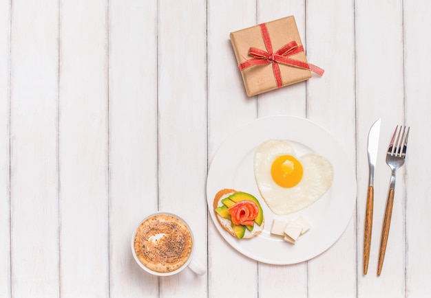 Petit-déjeuner romantique et boîte-cadeau sur fond de bois blanc Fond de nourriture Saint Valentin